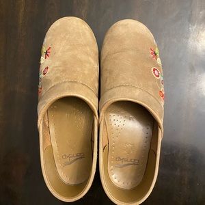 Size 38 (7.5) dansko women floral shoes.
